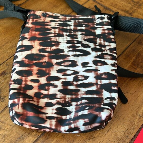 Tahari leopard print nylon crossbody bag - Picture 3 of 6